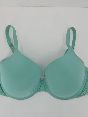 Victoria's Secret Mint Green Molded T-Shirt Bra with Lace Trim
